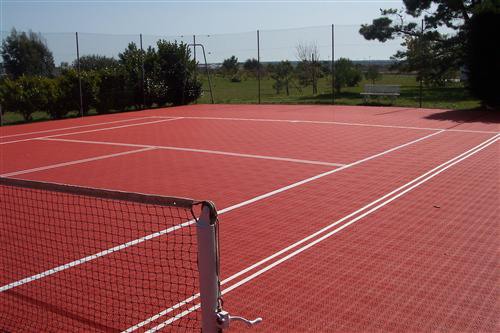 Outdoor Tennisplatz in tennisroter Ausführung mit dem Bergo Tennissystem