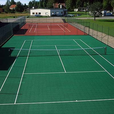 Outdoor Tennisplatz in grasgrüner Ausführung mit dem Bergo Tennissystem