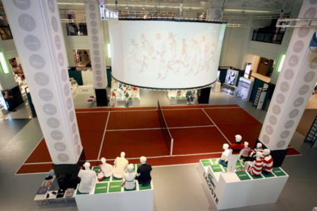 Tennisboden im Berliner KaDeWe zum 75-ten LACOSTE Jubiläum