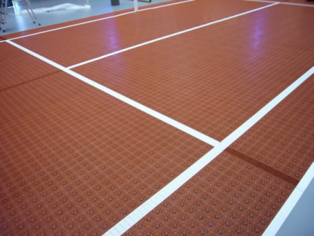 Expansionsleisten in einem Promotion Tennisbelag im KaDeWe Berlin