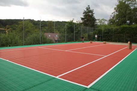 Privater Tennisplatz mit Bergo Tennis System am Hang in Würzburg