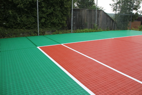 Bergo Tennisplatz in grasgrün und ziegelrot in Würzburg